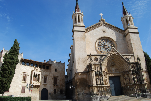 Das Baltà-Palais und die Basilika Santa Maria auf der Plaça Jaume I.